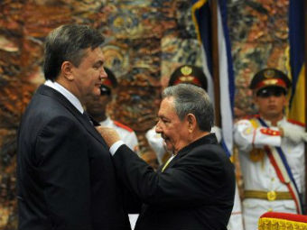 Рауль Кастро наградил Януковича орденом