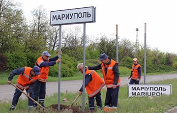 Московитские оккупанты уничтожают украиноязычные указатели возле Мариуполя