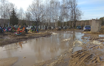 Фотофакт: Действующие кладбище в Борисове превратилось в болото