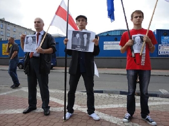 Белорусы пикетировали в Варшаве  Rаiffeisen Bank Polska (Фото)