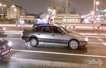 Фотофакт: По Минску ездят авто с новогодним оленем и санями на крыше