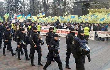 В центре Киева проходит сразу четыре митинга