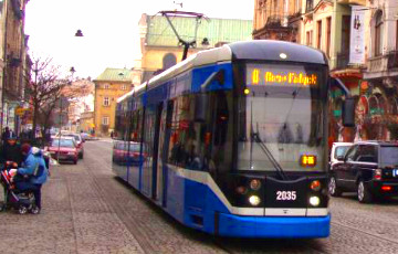 Для водителей авто в Кракове сделали бесплатным городской транспорт
