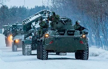 В Гомеле разгружают новый состав с военной техникой РФ