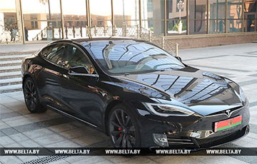 Лукашенко о «белорусском электрокаре»: Приеду на Tesla, поставлю рядом