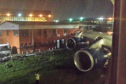 Самолет протаранил здание в аэропорту Йоханнесбурга