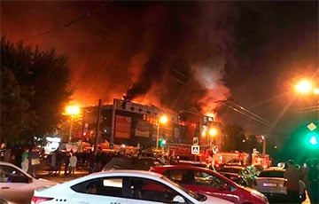 В Московии вспыхнул масштабный пожар в торговом центре: посетители взялись грабить магазины