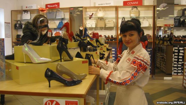 Обувной магазин в Гродно одел работников в вышиванки