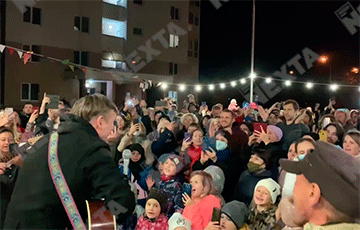 Более сотни минчан пришли на дворовой концерт в Малиновке