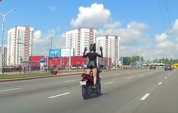 Девушка на мотоцикле устроила шоу на проспекте в Минске