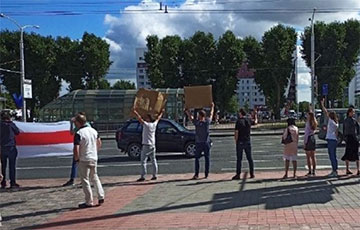 Возле Минского ТЦ «Титан» выстроилась цепь солидарности