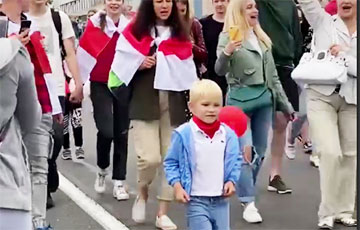 Видеофакт: Четырехлетний белорус идет во главе колонны протестующих
