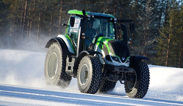 Финский гонщик разогнал трактор до 130 км/ч