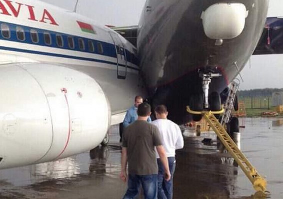Два самолета столкнулись в Национальном аэропорту Минск