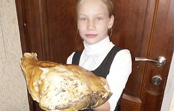 Фотофакт: Школьница из Горок нашла гигантский боровик весом 2,3 килограмма