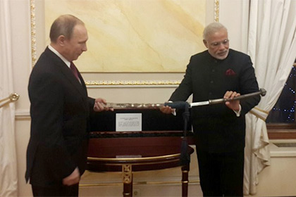 Индийский премьер получил в подарок от Путина меч и страницу из дневника Ганди