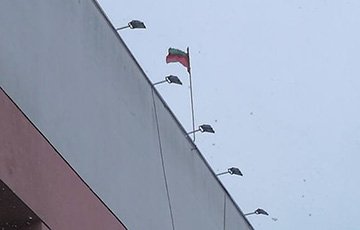 Над администрацией Центрального района Минска лукашенковский флаг повесили вверх тормашками
