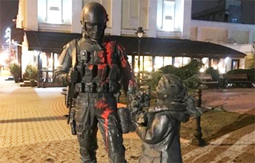 В Крыму облили краской памятник российским оккупантам