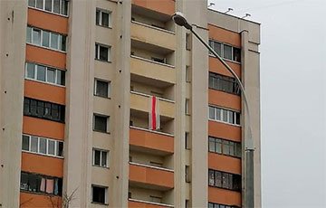 В центре Минска с самого утра вывесили огромный бело-красно-белый флаг