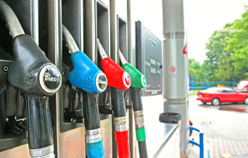 Цена на нефть падает, а на бензин растет
