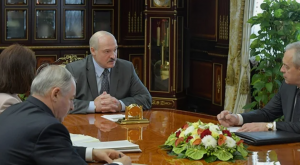 Лукашенко приказал разобраться с увольнениями в частных компаниях