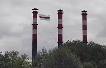 Над одним из минских районов третий день развевается огромный бело-красно-белый флаг