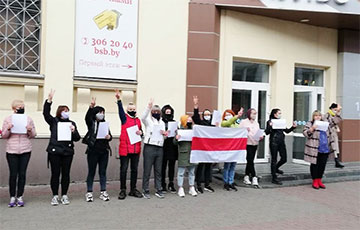 ТЦ«Импульс» в Минске вышел на акцию солидарности с бастующими рабочими