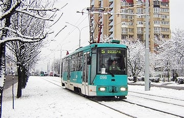 В Минске трамвай сошел с рельсов и проехал по автомобильной полосе