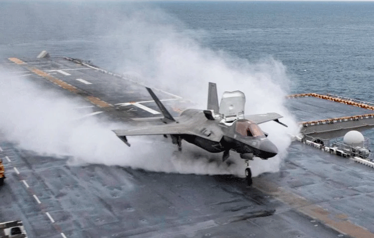 Появилось невероятное видео взлета истребителя F-35B с десантного корабля