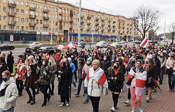 Женский марш скандирует «Хабаровску привет!»