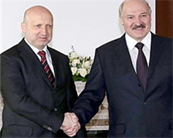 Турчинов доложил Лукашенко о ситуации в Украине