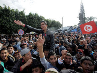 В годовщину революции президента Туниса забросали камнями