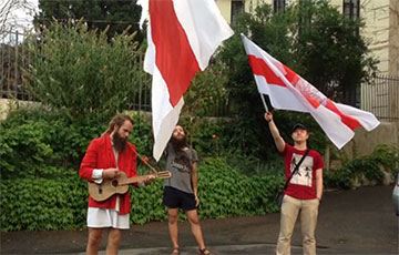 «Перемен!»: пикет солидарности прошел у белорусского посольства в Тбилиси