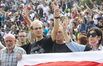 Со всех районов в центр Минска стекаются люди