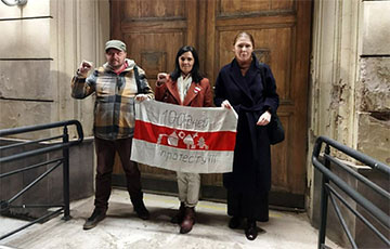 Белорусы Москвы вышли на акцию солидарности с памятным флагом