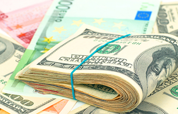 Белорусский рубль ослабел к трем основным валютам