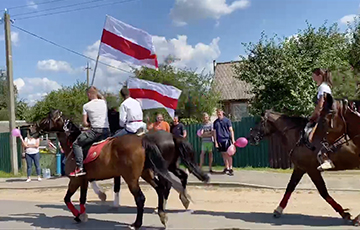 В деревне под Минском жители вышли на протест на коне