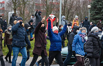 В Минске протестующие смело отбили своего у фашистов