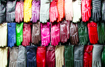 Фотофакт: Перчатки со скидкой в «черную пятницу» продавали в Минске в три раза дороже, чем обычно