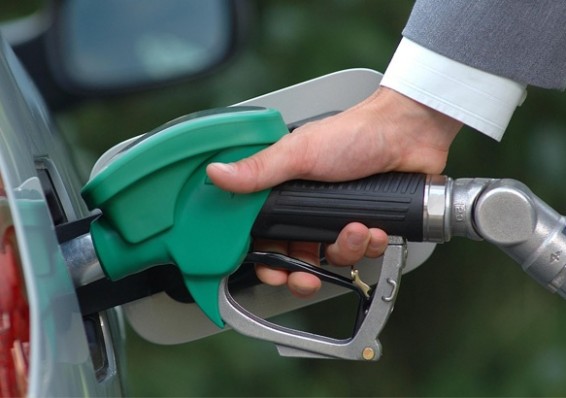 Бензина на копейку: «Белнефтехим» опять повысил стоимость топлива