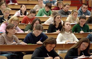Белорусским студентам урезали стипендии