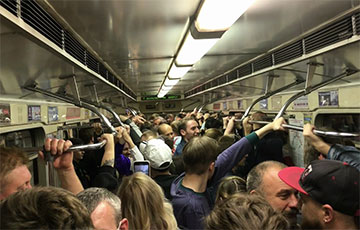 Пассажиры минского метро кричат «Жыве Беларусь!»