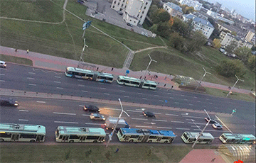 Фотофакт: На проспекте Дзержинского образовался затор из десятков троллейбусов