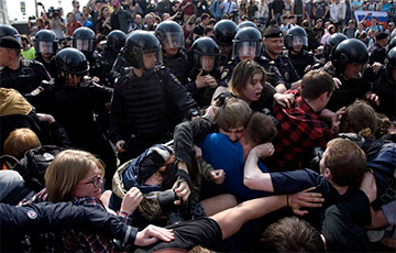 На митинге в Москве задержали до 30 человек