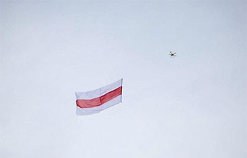 Минчане cпасли бело-красно-белый флаг прямо перед носом «тихарей»