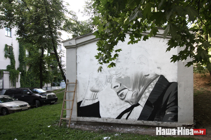 Фотофакт: портрет Быкова в центре Минска закрасили