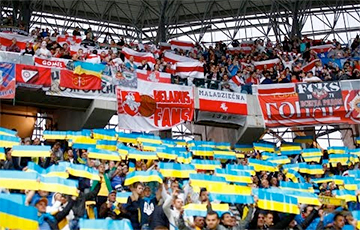 Фотофакт: На стадионе в Киеве вывесили баннер «Жыве Беларусь!»