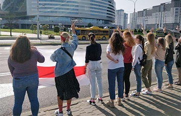Возле «Минск-Арены» выстроилась цепь под национальными флагами