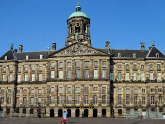 В Амстердаме мужчина поджег себя перед королевским дворцом
