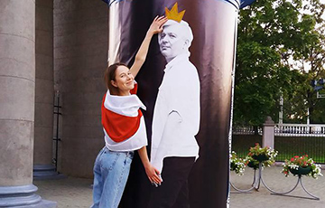Фотофакт: Лявон Вольский и бело-красно-белый флаг в центре Минска